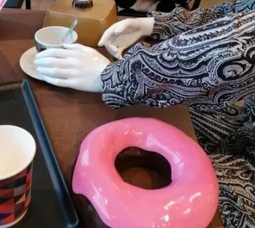 Fabio Longhin e le connessioni tra arte e pasticceria: «Non spariranno, ci rappresentano». E nella caffetteria riaperta trovi i manichini