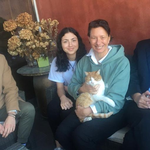Da sinistra Pietro, Licia, Giovanna e Gianni Ripoli con Sky, da tutti i fans del Melograno chiamato &quot;Melogatto&quot;