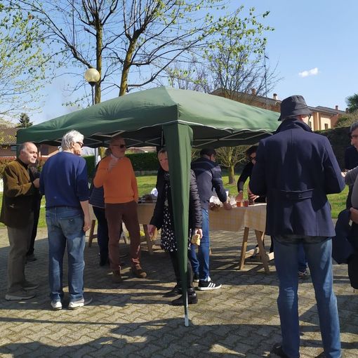 Olgiate: una merenda al parco per scambiarsi gli auguri di Pasqua e ribadire il no all’antenna di via Goito