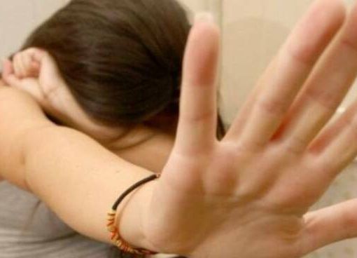 Molesta una barista di 18 anni: il padre della ragazza lo incontra per strada e lo picchia