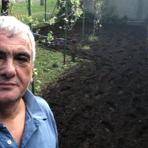 Bimbi a lezione nell’orto. Il consigliere Tallarida prepara il terreno
