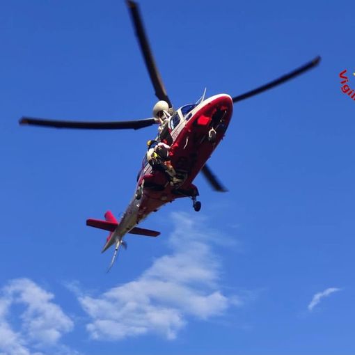Smarrisce il sentiero e si perde nei boschi, escursionista recuperato dall'elicottero dei vigili del fuoco