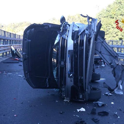 Varese, schianto sul cavalcavia a Belforte: un'auto si ribalta. Due feriti, uno è grave