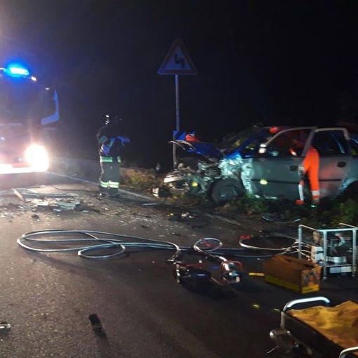 FOTO. Frontale nella notte sulla statale 394: tre feriti. Uno degli occupanti incastrato tra le lamiere