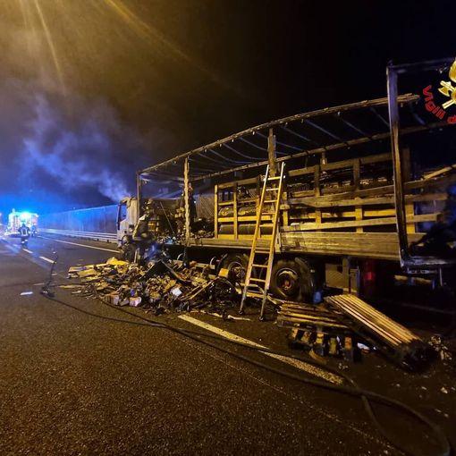 FOTO. Camion divorato dalle fiamme, paura sulla statale 336