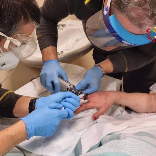 Anello incastrato al dito. Al Circolo per rimuoverlo arrivano i vigili del fuoco