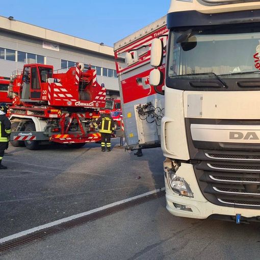 FOTO. Camion perde il rimorchio, intervengono i vigili del fuoco