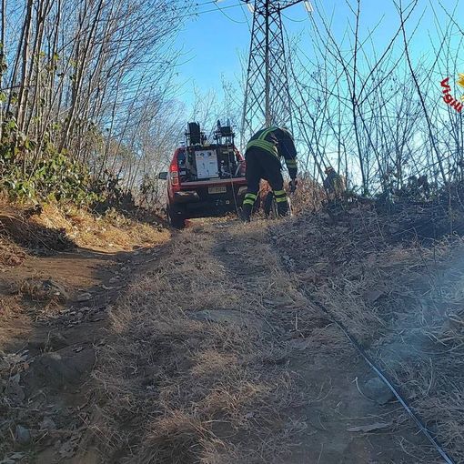 Vento forte su tutta la provincia: alberi caduti, tetti scoperchiati e incendi. Quaranta interventi dei vigili del fuoco, a Malnate Canadair in azione