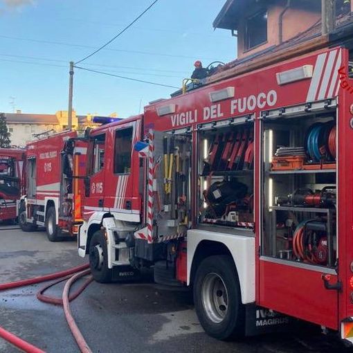 Fiamme divorano il tetto di una villetta: per spegnerlo in azione in forze i vigili del fuoco