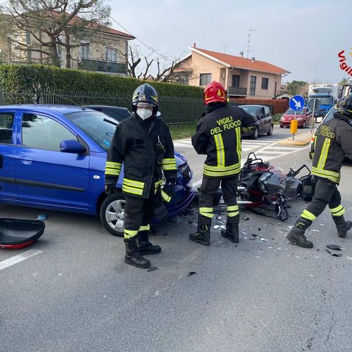 FOTO. Schianto tra un'auto e una moto a Samarate: grave un motociclista