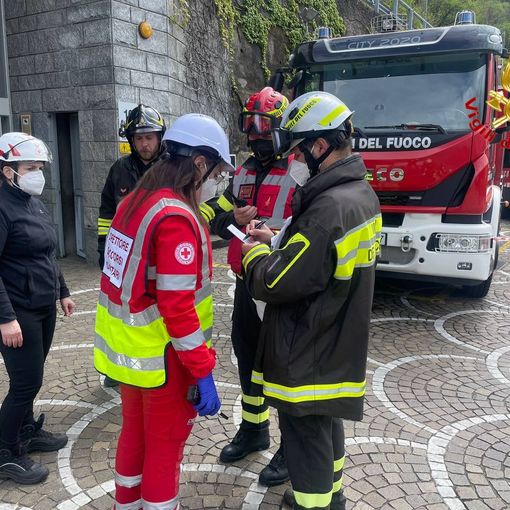 FOTO. Maxi esercitazione di Croce Rossa e vigili del fuoco a Maccagno: in campo 260 soccorritori da tutto il Varesotto