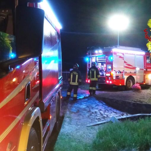 In fiamme deposito vicino a una casa, a Cadrezzate intervengono i vigili del fuoco