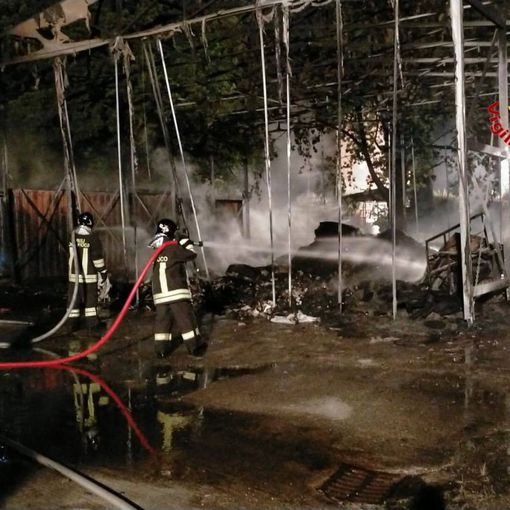 Capannone in fiamme a Venegono Inferiore: intervento in forze dei vigili del fuoco