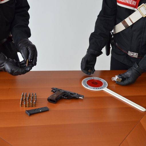 Castellanza, nascondeva in casa una pistola carica e proiettili di vario calibro: arrestato