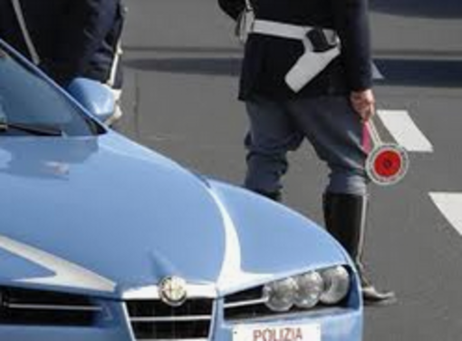 Deve partorire ma resta bloccata nel traffico sul lago Maggiore: poliziotto si mette alla guida e la porta in ospedale
