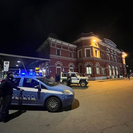 Aggressione con coccio di bottiglia nel piazzale della stazione a Varese, libico a processo per tentato omicidio