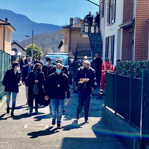 La ricostruzione della Procura: «I due figli uccisi con una coltellata al cuore. L'uomo soffriva di problemi psichiatrici»