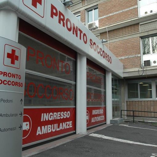 Autobus frena per evitare un pedone, tre passeggeri in ospedale