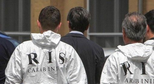Identificato il cadavere carbonizzato nell'ex fabbrica lungo l'Autolaghi: fermato il figlio