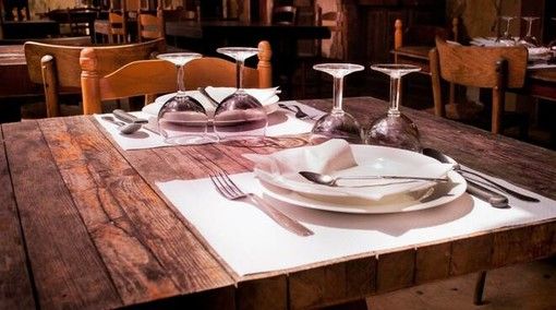 Gli esercenti della provincia di Varese: «Il coprifuoco alle 23 non basta»
