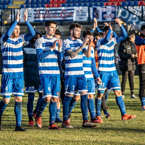 Il saluto dei tigrotti ai tifosi che continuano a manifestare il supporto fuori dalle mura dello Speroni (foto di Marco Giussani)