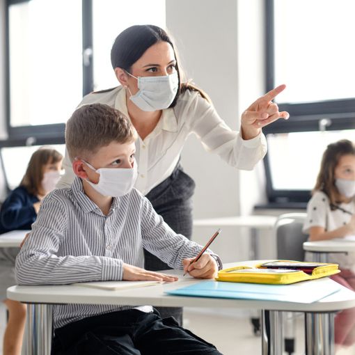 Covid a scuola e quarantene, da domani le nuove regole. Asili, primarie e secondarie: ecco quando si resta a casa