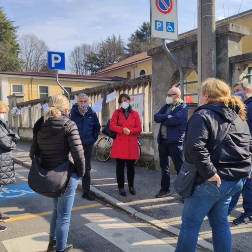 Margherita Silvestrini con i genitori della scuola Marconi