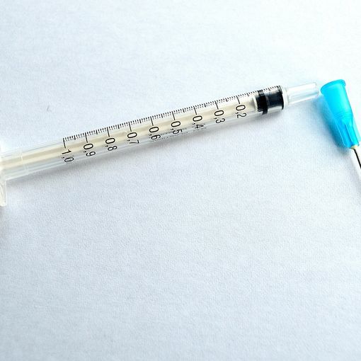 Caso AstraZeneca, sospese le vaccinazioni in programma a Lonate Pozzolo e Saronno