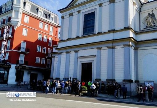 Quattordici fiammelle accese sull’altare: «Sia fatta chiarezza e giustizia per questa tragedia»