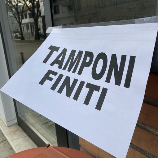 Il Covid e le attese. In farmacia, in strada, al telefono: ovunque è il giorno più lungo