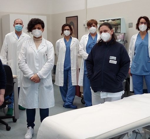 Lo staff della Terapia del dolore, diretto dalla dottoressa Mercedes Lanzilotta (terza da destra), insieme al dottor Daniel Covello, direttore della struttura complessa di Anestesia e Rianimazione