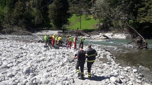 Precipita nel Toce e batte la testa: gravissima una turista di Cadrezzate alle Marmitte dei Giganti
