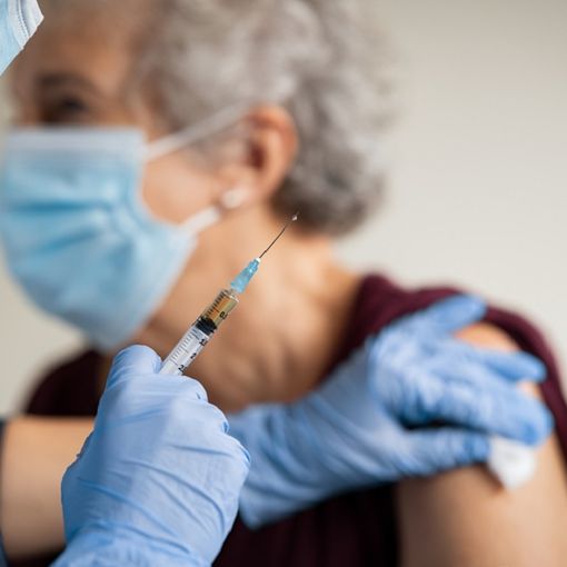 Over 80 ancora in attesa del vaccino, la Regione si scusa con un sms