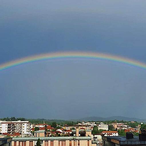 Il sole scaccia l'acquazzone: su Varese splende la magia dell'arcobaleno