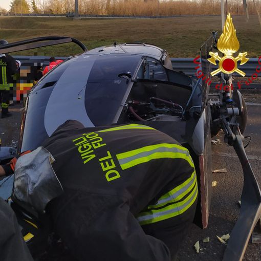 Elicottero precipita sulla rampa dell'Autolaghi a Fino Mornasco