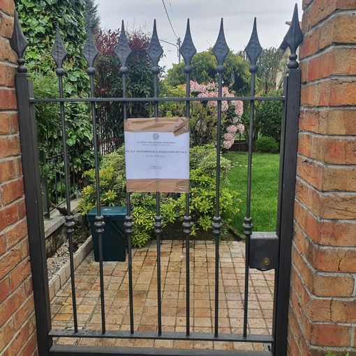 L'ingresso della villetta di via Torino dove è avvenuto il duplice omicidio