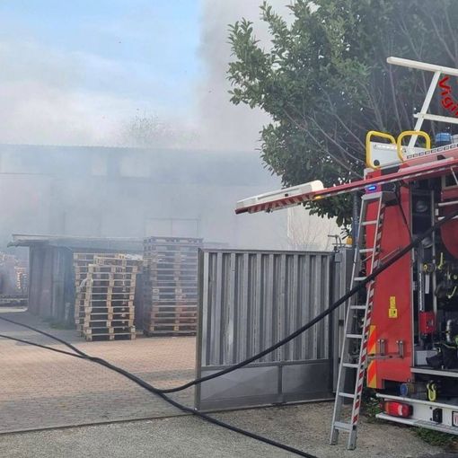 Ancora un incendio a Busto: fiamme in una ditta di lavorazione del legno