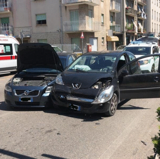 FOTO - Scontro tra due auto in pieno centro ad Arcisate