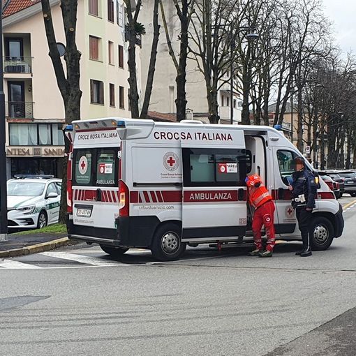 Busto: finisce contro un’auto in sosta, soccorsa in piazza San Michele