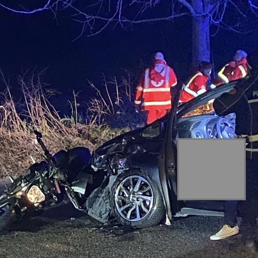 Scontro tra auto e moto, due feriti a Busto