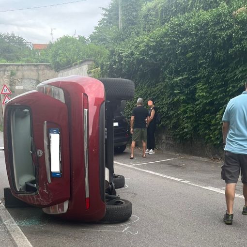 FOTO. Incidente con ribaltamento a Castellanza: grosso spavento per una 74enne