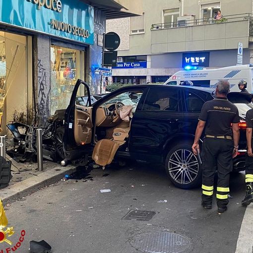 Con l'auto dentro una vetrina: muoiono marito e moglie a Milano