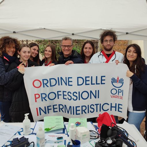 Gli infermieri festeggiano aiutando i cittadini