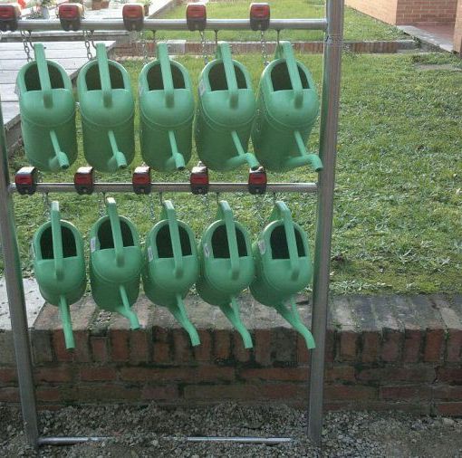 Anffas rimedia ai furti e dona innaffiatoi al Cimitero Parco di Legnano