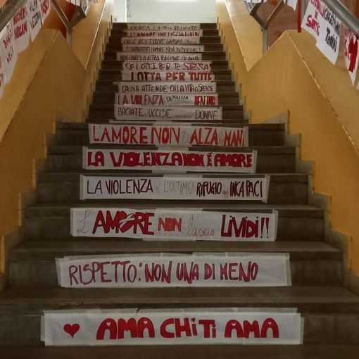 Al Verri poesie, striscioni, panchina rossa per dire che “l’amore non ti uccide”