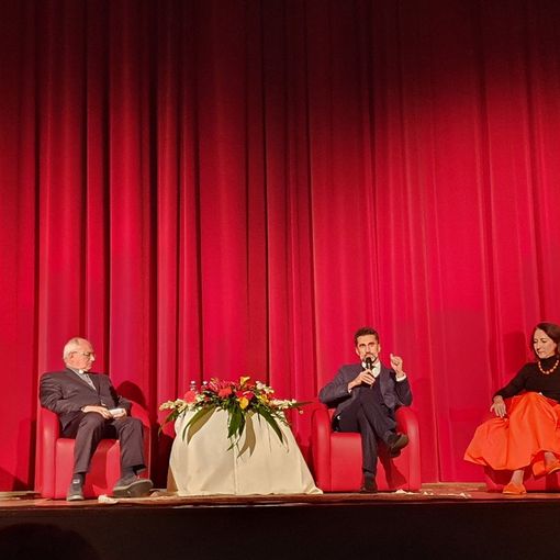 Sul palco di Busto il sostegno alle proteste in Iran. Ghazavi: «Non voglio più stare in silenzio»
