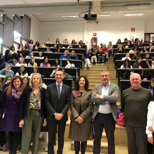 VIDEO. 8 marzo allo scientifico Tosi: «Scardinate il retaggio che le ragazze non possano frequentare Stem e Its. Conquistate la parità di genere»