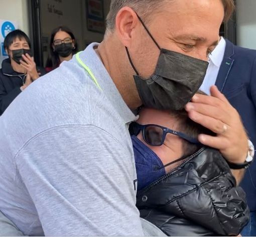 L'abbraccio di Javorcic e Danielino: uno dei momenti più emozionanti al Pro Patria Museum