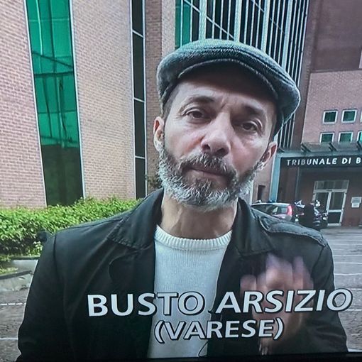 Max Laudadio all'esterno del tribunale di Busto