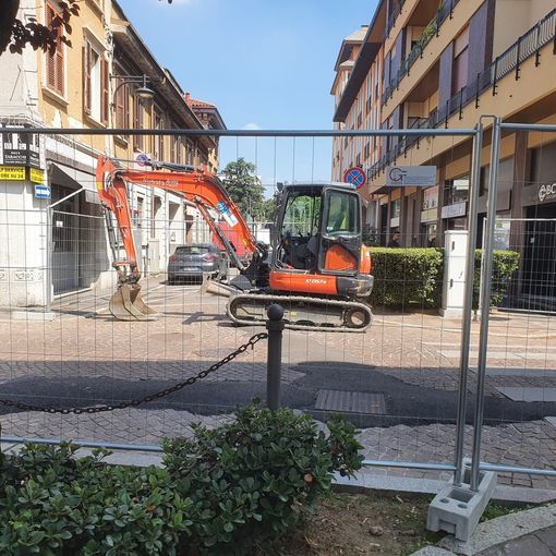 FOTO. Addio ai rattoppi accanto al municipio